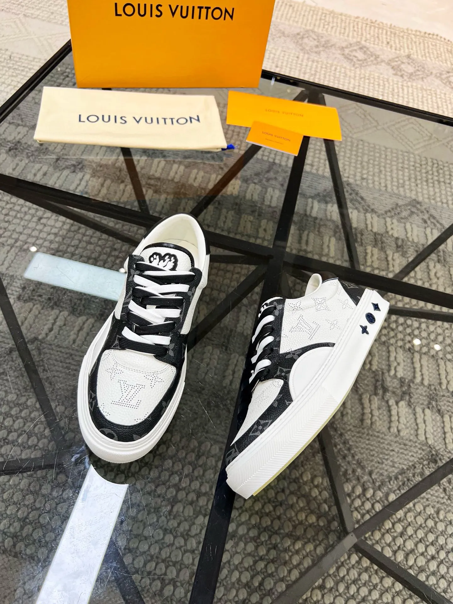 Factory price: 438💰LV top purchasing agent 🇮🇹 Lu Street Male God’s popular casual sneakers counter synchronized, uppers imported from Italy cowhide fabrics, colorful and complex handicrafts, imported water-dyed cowhide lining cowhide foot pads Soles: original soles specially provided by the factory, TPU exclusive movable molded soles super comfortable, original factory single goods, 🔍🔍high quality, you can enter and exit the counter at will, welcome to compare, code number 38-44 (45 can be ordered)